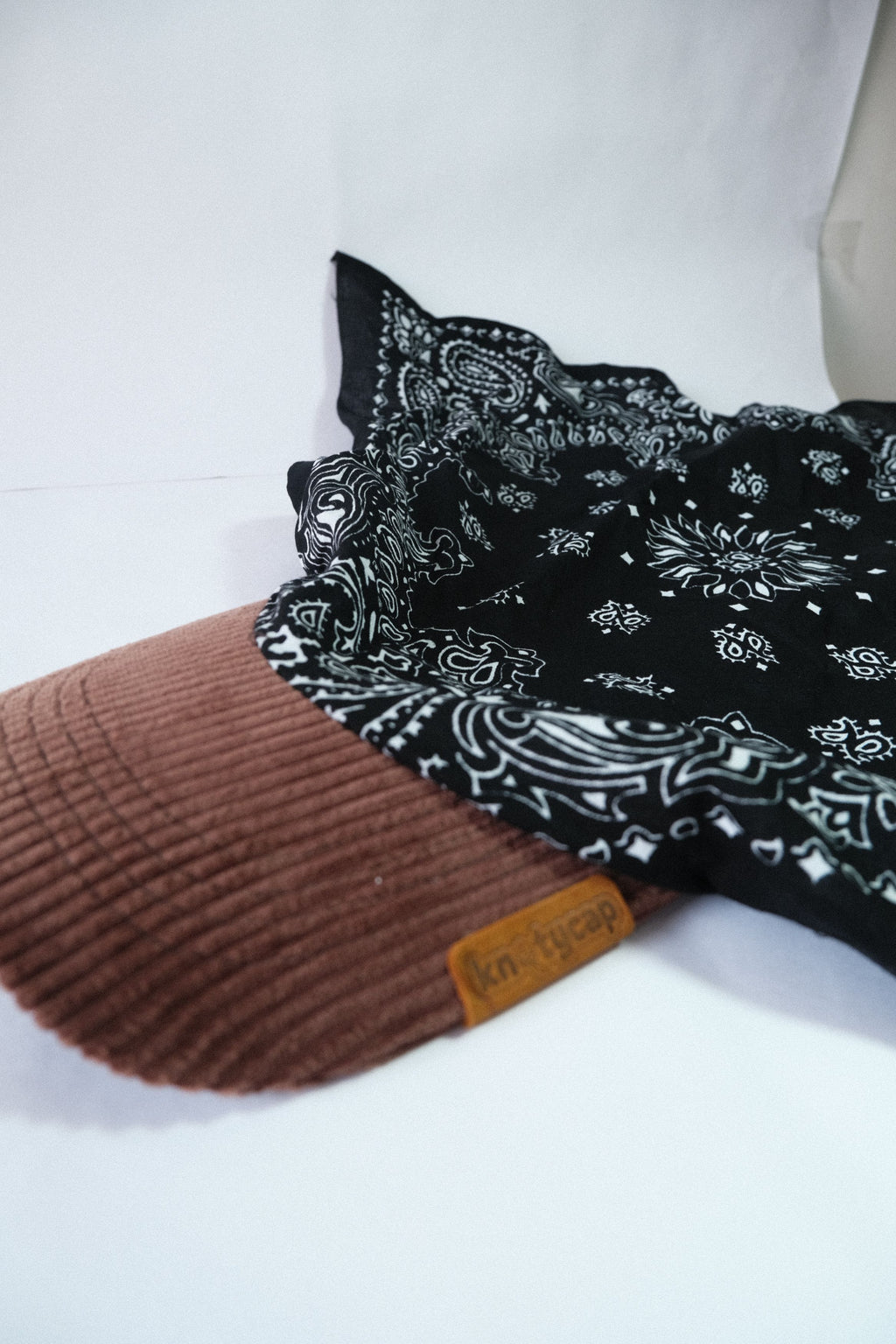 Dark Corduroy Brim | Black Veil Kapri