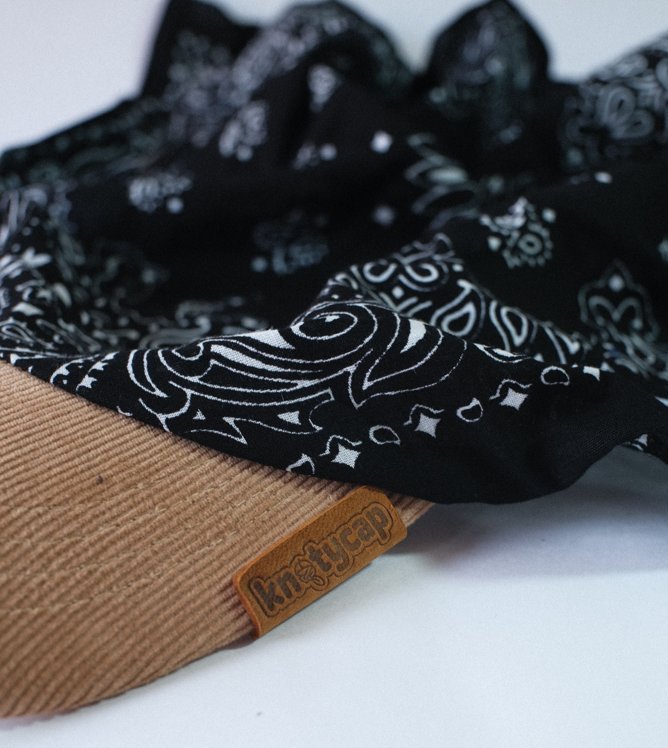 Beige Corduroy Brim |Black Veil  Kapri